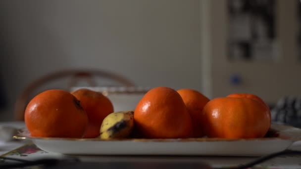 Macho Mão Pegando Frutas Cítricas Prato Slo Close — Vídeo de Stock