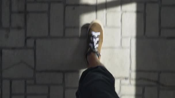 Vista Sapatos Descendo Uma Rua Com Flechas Rua Apontando Para — Vídeo de Stock