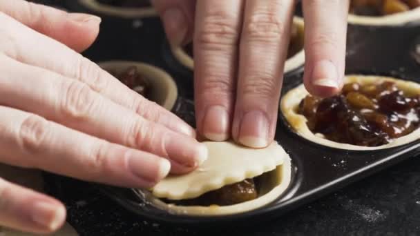 Pişirmeye Hazırlanmak Için Pasta Kapaklarına Pasta Kapağı Bastıran Şeflerin Parmakları — Stok video