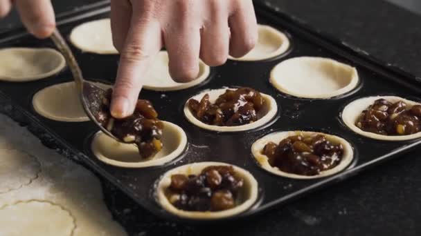 Vista Cerca Del Relleno Pastel Carne Picada Pegajosa Que Cuchara — Vídeo de stock