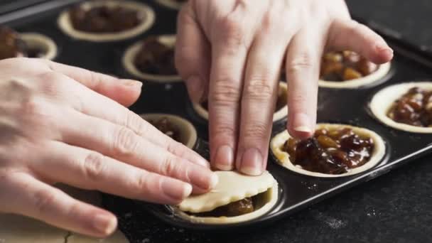 Close View Chef Placing Tough Lids Mince Pie Filling Кондитер — стоковое видео