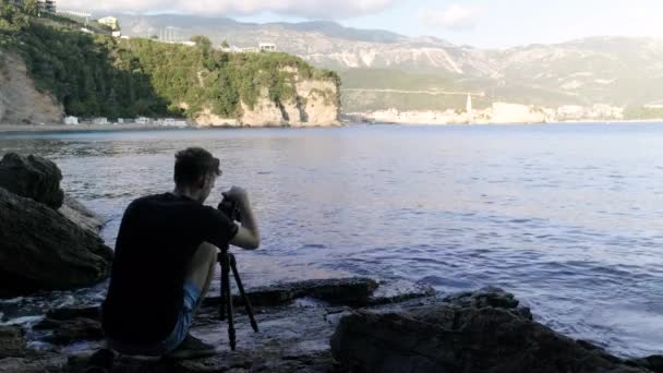 Ein Mann Richtet Seine Kamera Auf Die Altstadt Von Budva — Stockvideo