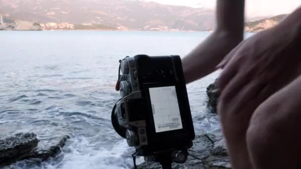 Homme Installe Son Appareil Photo Pour Photographier Vieille Ville Budva — Video