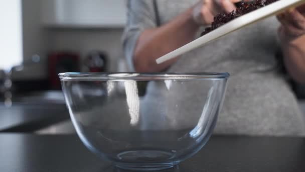 Cerejas Cubos São Empurradas Uma Tábua Corte Para Uma Tigela — Vídeo de Stock