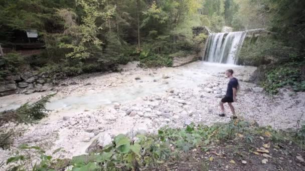 슬로베니아의 마르틴 체크와 트라이 공원에서 탐험하는 사진을 카메라를 강으로 걸어가는 — 비디오