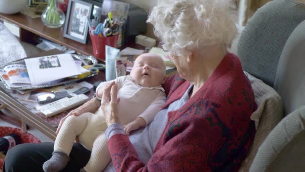 Nagymama Térden Fogva Tartja Újszülöttet Baby Listening Tartalom — Stock videók