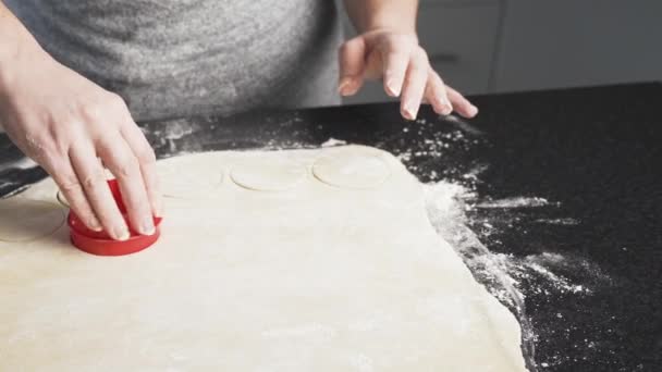 Signora Che Usa Taglierino Tagliare Forme Pasta Stesa Sul Bancone — Video Stock