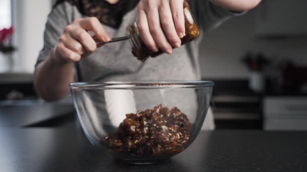 Vista Cámara Lenta Del Relleno Pastel Carne Picada Pegajosa Que — Vídeos de Stock