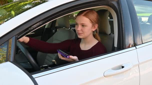 Adolescente Amigável Fala Seu Celular Carro Ela Rápido Olhar Desagradável — Vídeo de Stock