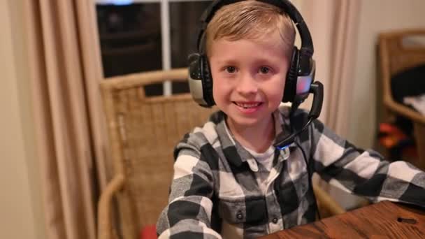 Teddy Yaşında Hemen Kameraya Gülümsüyor Video Oyunu Kulaklığı Komik Çağrı — Stok video