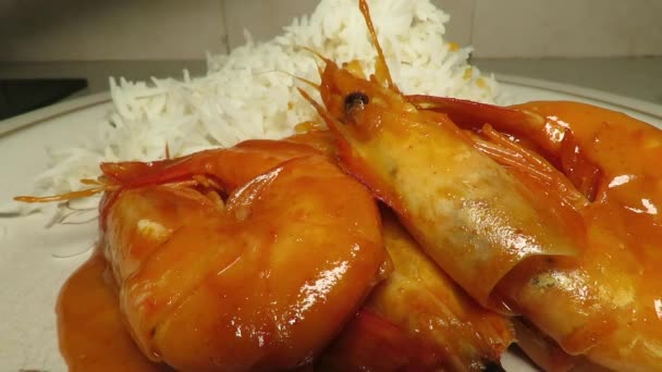 Udang Krim Pedas Besar Disajikan Dengan Nasi Basmati Putih — Stok Video