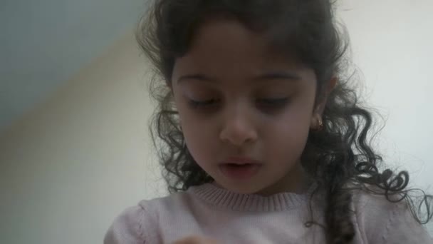 Dziewczynka Długimi Kręconymi Brązowymi Włosami Zajęta Zabawką — Wideo stockowe