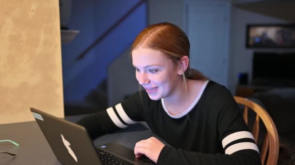 Senyum Lebar Setelah Madelyne Menemukan Sesuatu Internet Yang Lucu — Stok Video