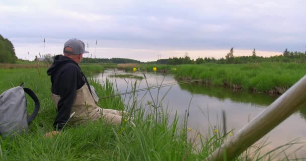 渔民坐在河边观赏鳟鱼 电影中的苍蝇捕鱼场非常适合自然或生活方式视频项目 — 图库视频影像