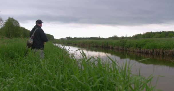 Pesca Com Mosca Truta Pequeno Rio Cena Pesca Com Mosca — Vídeo de Stock