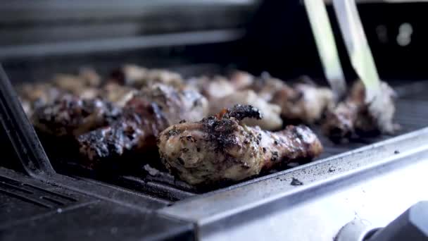Τακτοποίηση Κοτόπουλο Στη Σχάρα Στο Εστιατόριο — Αρχείο Βίντεο