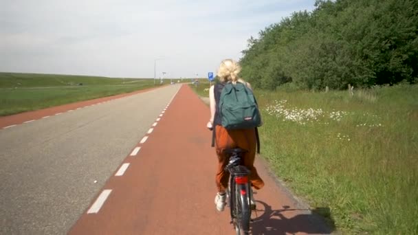 Ciclista Femminile Con Zaino Senza Casco Guida Rallentata Lungo Percorso — Video Stock