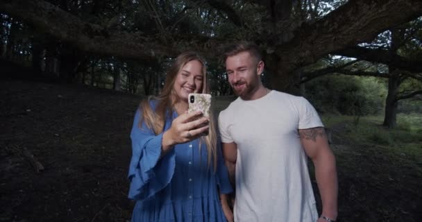 Paar Macht Selfie Und Ist Verliebt Filmreife Lifestyleszene Perfekt Für — Stockvideo