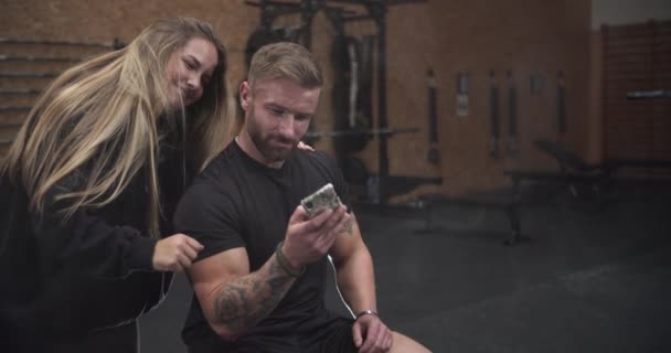 Fit Young Man His Girlfriend Checking His Smartphone Workout Cinematic — Stock Video