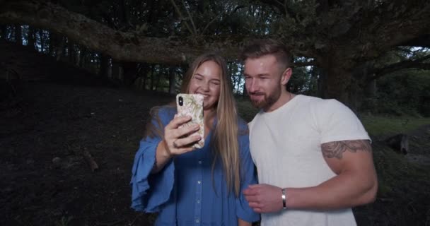 Pareja Tomando Una Selfie Están Enamorados Escena Estilo Vida Cinematográfico — Vídeo de stock