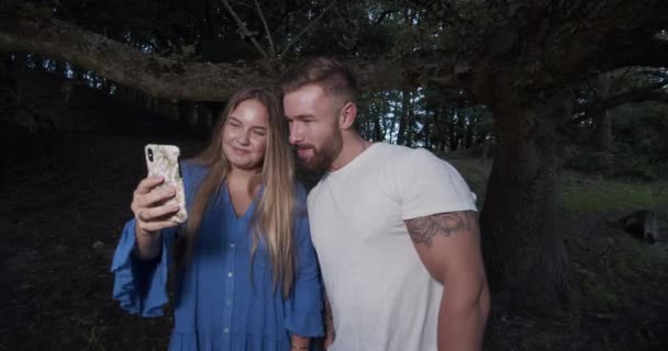 Paar Macht Selfie Und Ist Verliebt Filmreife Lifestyleszene Perfekt Für — Stockvideo