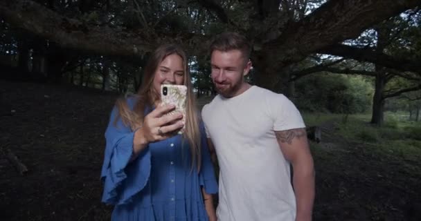 Paar Macht Selfie Und Ist Verliebt Filmreife Lifestyleszene Perfekt Für — Stockvideo