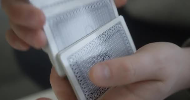 近身射击男子洗牌扑克牌扑克牌 — 图库视频影像