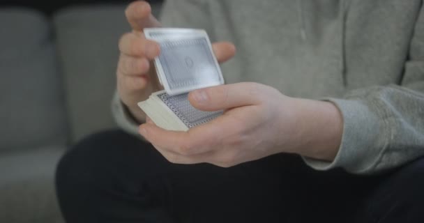 Руки Молодого Человека Тасуют Колоду Игральных Карт Дома — стоковое видео