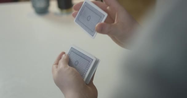 Man Handen Schudden Een Dek Van Speelkaarten Achter Uitzicht Casual — Stockvideo