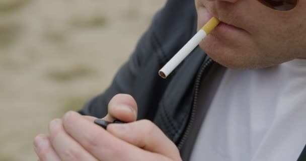 Homem Acende Cigarro Usando Jaqueta Couro Óculos Sol Aviador Fechar — Vídeo de Stock