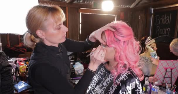 Blonde Stylist Επικεντρώνεται Στην Εφαρμογή Μάσκαρα Ροζ Μαλλιά Ασιατικό Μοντέλο — Αρχείο Βίντεο