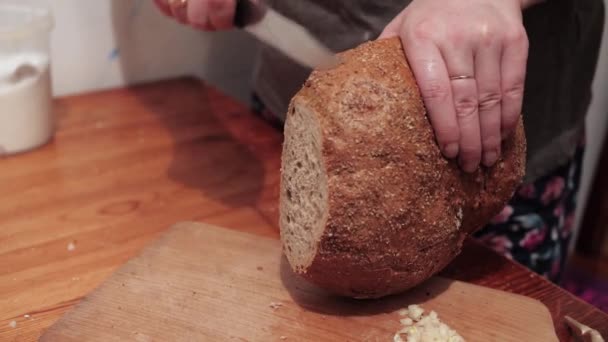 Dłonie Kobiety Kroją Kromki Okrągłego Chleba Desce Krojenia Preparaty Robienia — Wideo stockowe