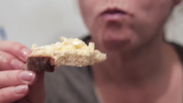 Tırnakları Kirli Bir Kadın Tereyağı Sarımsaklı Bir Sandviç Yiyor Sandviçe — Stok video