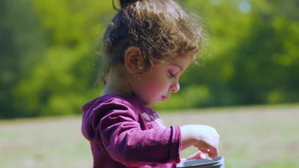 Menina Comendo Comida Durante Piquenique Verão Livre — Vídeo de Stock