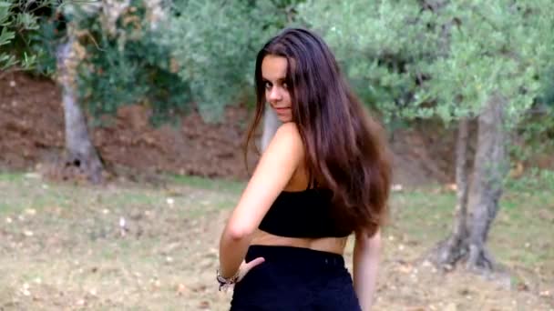 Chica Morena Joven Bailando Besándose Cerca Olivos Campo Sieci Pontassieve — Vídeos de Stock