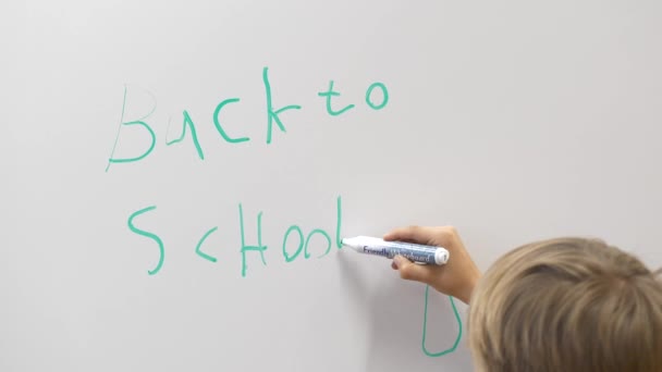 Niño Escuela Caucásico Escribiendo Nuevo Escuela Pizarra Blanca Primer Plano — Vídeos de Stock