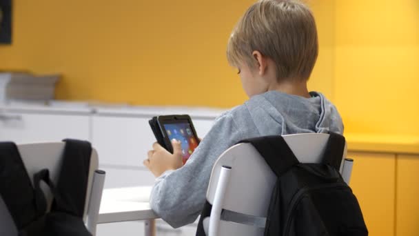 Fotografía Estática Niño Navegando Por Aplicaciones Internet Tablet Una Escuela — Vídeo de stock