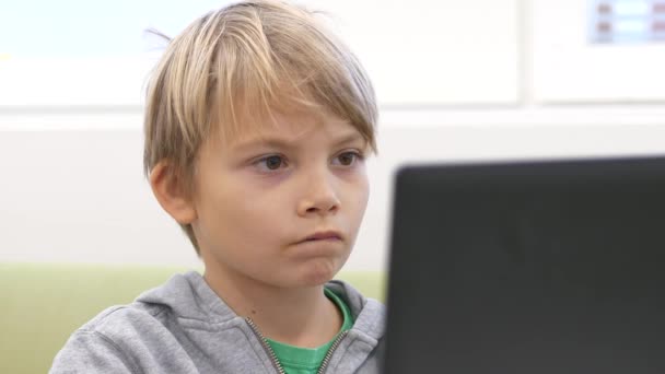 Bilgisayarda Çalışan Finlandiya Bir Ilkokulda Bir Sınıfta Okuyan Bir Çocuğun — Stok video