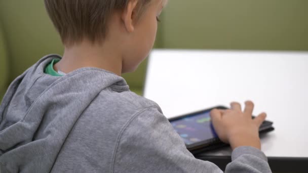 Tiro Estático Menino Aprendendo Jogando Jogos Educativos Seu Bloco Uma — Vídeo de Stock