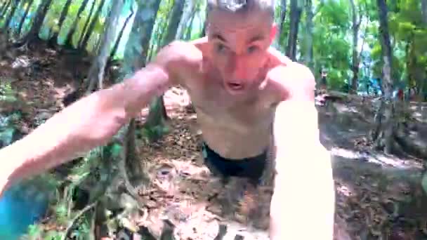フィリピンのボホールのジャングルの中で清々しい春の山の水のターコイズブルーの池に飛び込む男のセルフィービデオ — ストック動画