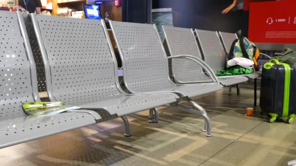 Rapaz Aeroporto Leva Mochila — Vídeo de Stock