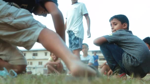 Děti Hrají Hřišti Přirozenou Trávou Zpomalují Hraní Hravého Kluka Blížícího — Stock video