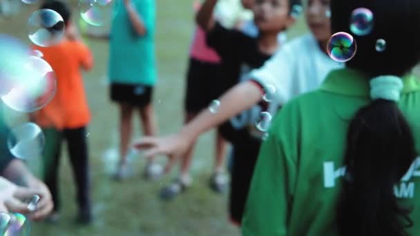 Cámara Lenta Los Niños Jugando Divirtiéndose Patio Recreo Burbujas Jabón — Vídeos de Stock