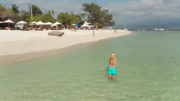 Samotna Blondynka Stojąca Plaży Tropical White Sand Patrząca Horizon Aerial — Wideo stockowe