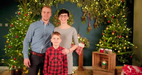 Family Taking Christmas Picture Decorated Living Room Father Rushing Camera — Stock Video