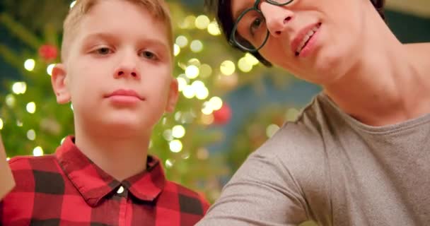 Madre Figlio Aprono Regalo Natale Guardano Felicemente Regalo Aperto — Video Stock