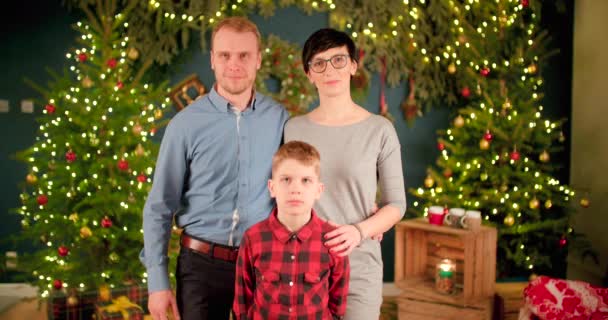 Famiglia Sta Scattando Una Foto Famiglia Natale Davanti Salotto Decorato — Video Stock