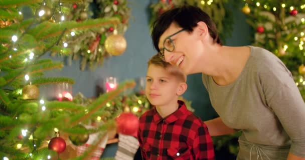 Madre Niño Admiran Hermoso Árbol Navidad Decorado Juntos — Vídeos de Stock