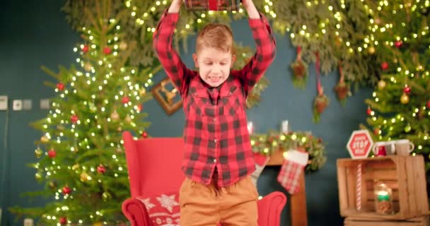 Chico Joven Está Rompiendo Regalo Navidad Suelo Pateándolo Lejos — Vídeos de Stock