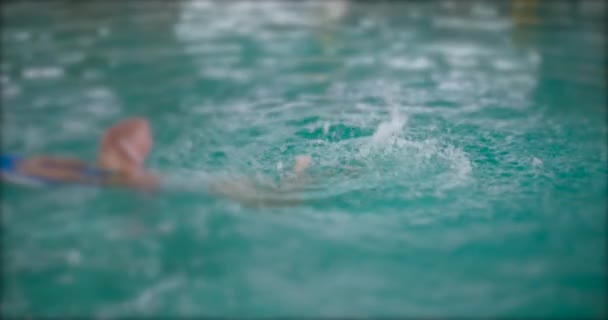 小女孩正在室内游泳馆的木板上练习游泳 — 图库视频影像